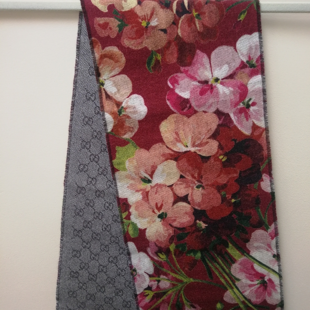 🌻 Gorgeous Gucci Floral Reversible Wool Scarf with gift box
